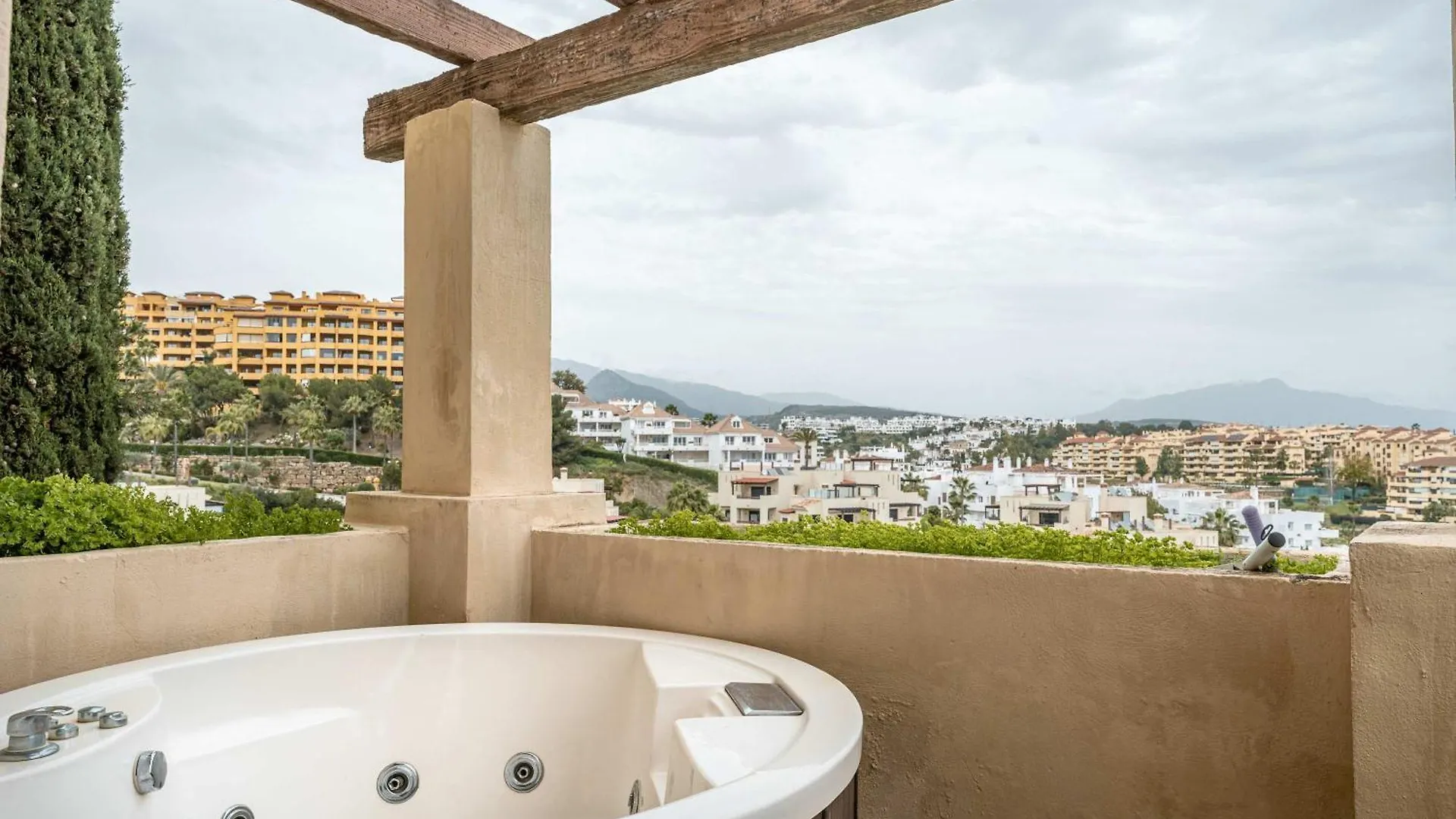 דירות אסטפונה Sea & Sun Hills Views Pool Jacuzzi ספרד