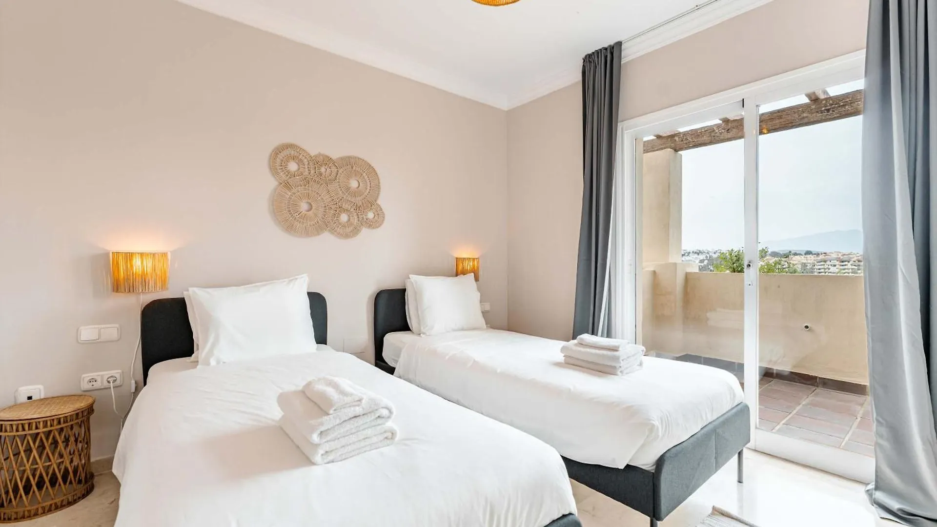 דירות אסטפונה Sea & Sun Hills Views Pool Jacuzzi 0*,  ספרד